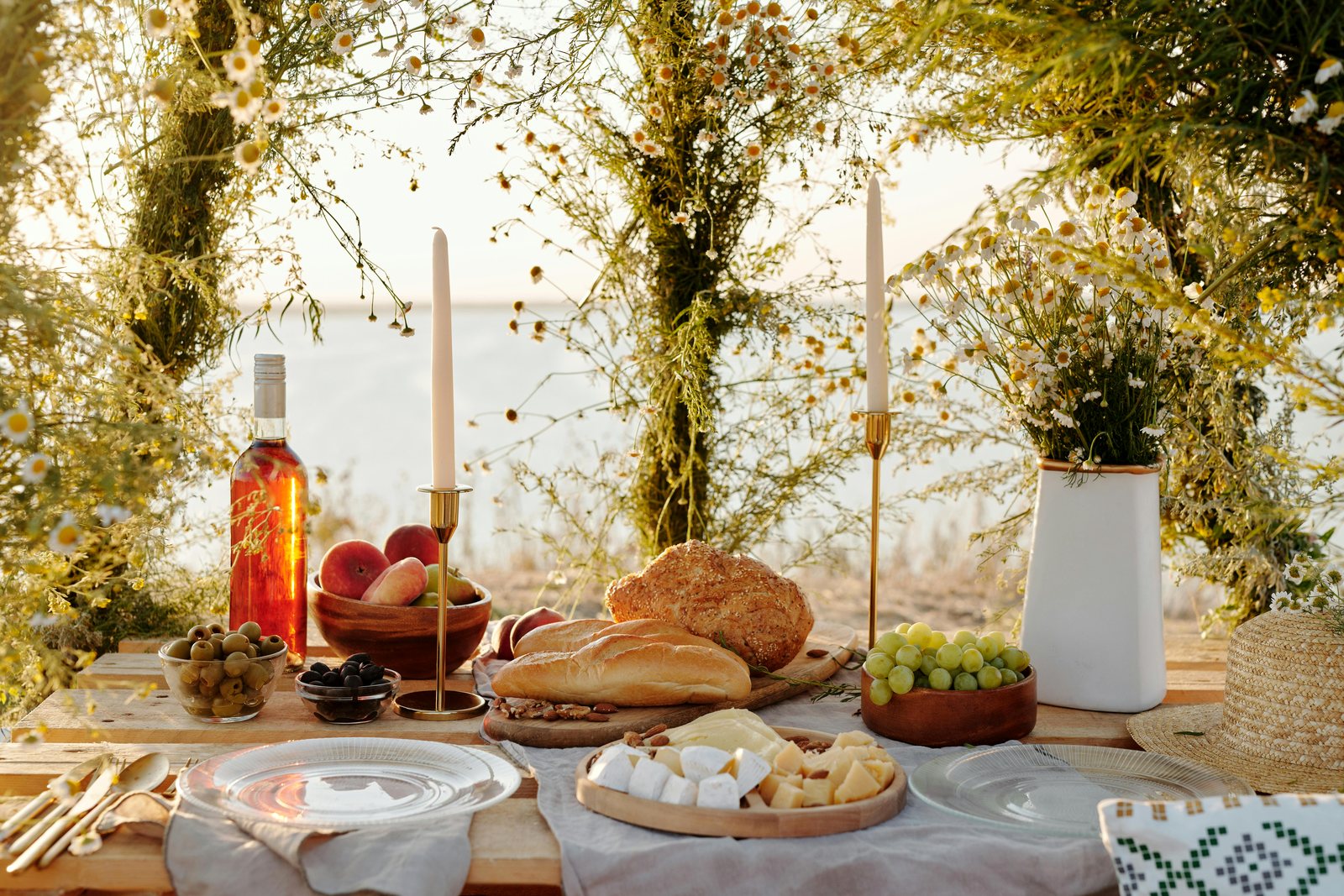 Una mesa mediterránea dispuesta al atardecer